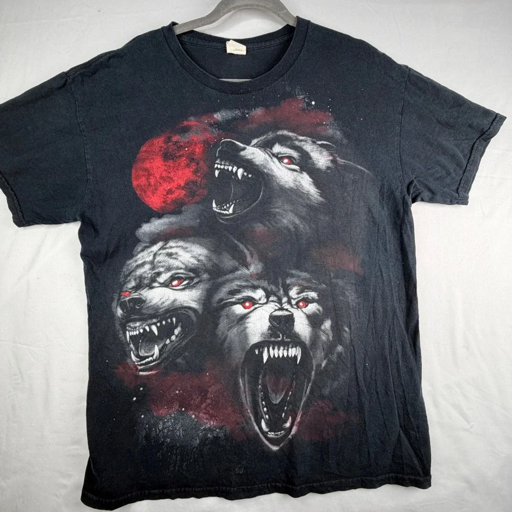 Gildan Men Graphic T Shirt Wolf Pack Red Moon Black Heavy Cotton Size L